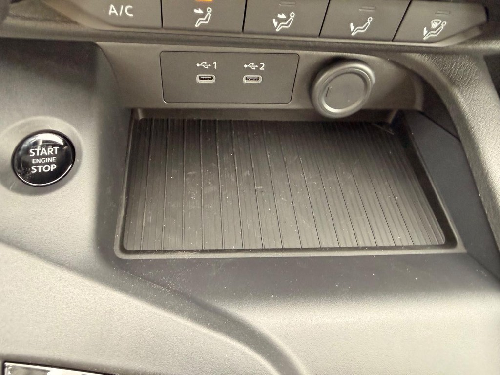 Nissan Sentra Vehicle Full-screen Gallery Image 07