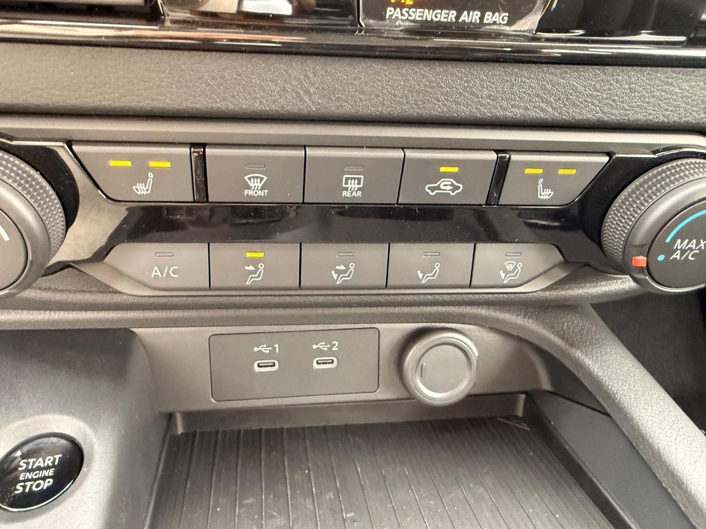 Nissan Sentra Vehicle Full-screen Gallery Image 08