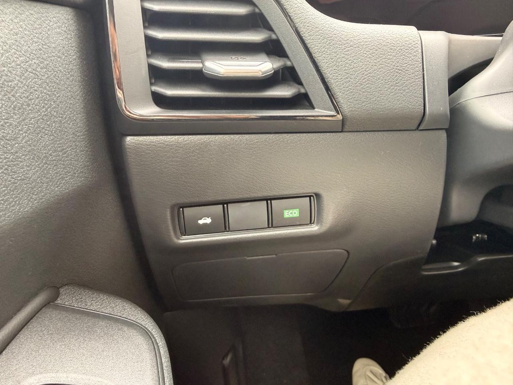 Nissan Sentra Vehicle Full-screen Gallery Image 15