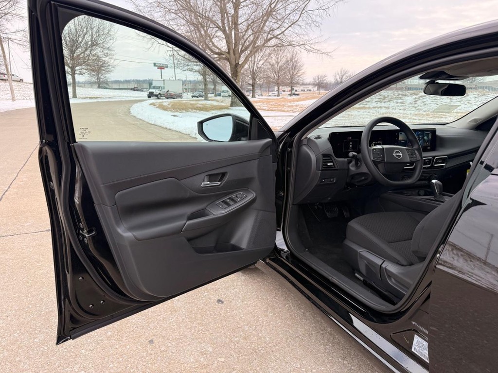 Nissan Sentra Vehicle Full-screen Gallery Image 16