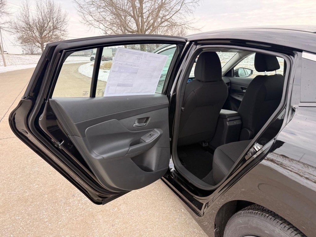 Nissan Sentra Vehicle Full-screen Gallery Image 17