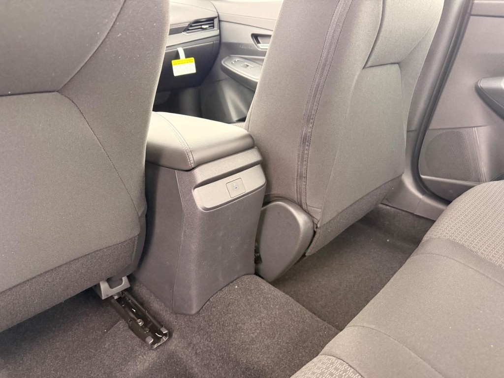 Nissan Sentra Vehicle Full-screen Gallery Image 18