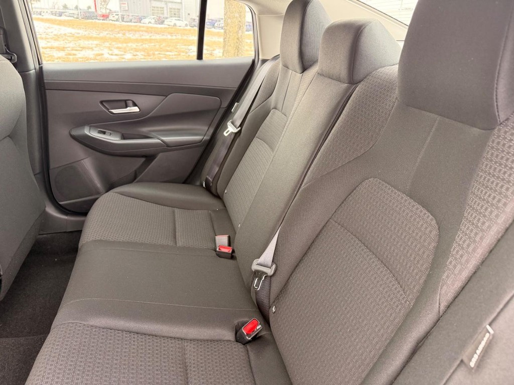 Nissan Sentra Vehicle Full-screen Gallery Image 19