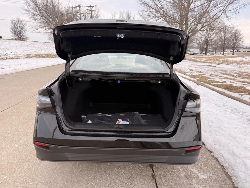 Nissan Sentra Vehicle Full-screen Gallery Image 20