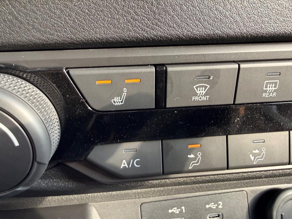 Nissan Sentra Vehicle Full-screen Gallery Image 04