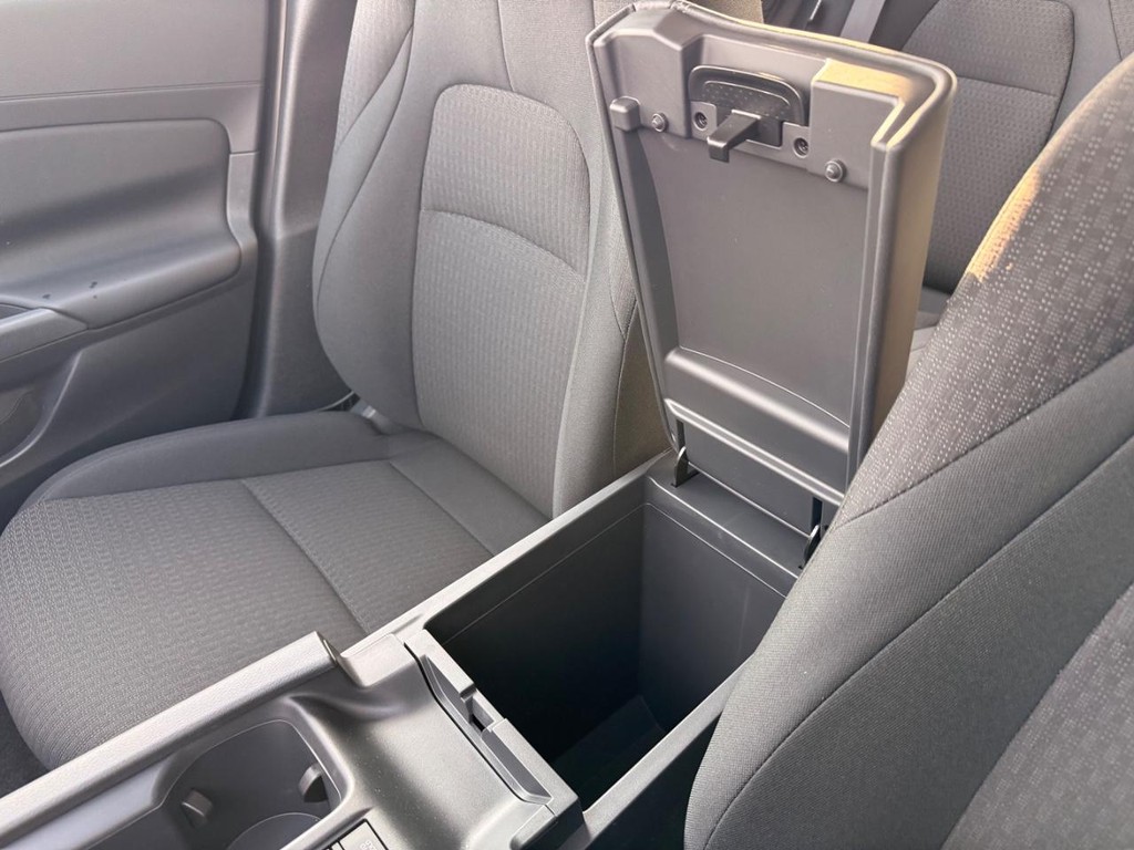 Nissan Sentra Vehicle Full-screen Gallery Image 05