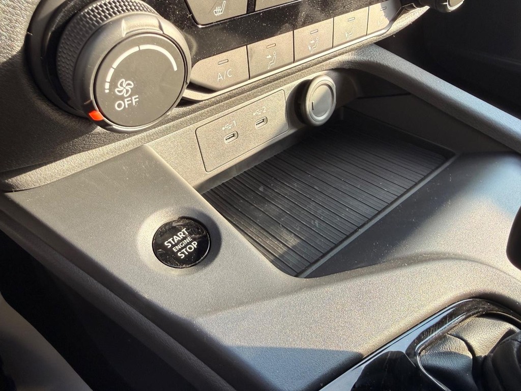 Nissan Sentra Vehicle Full-screen Gallery Image 07