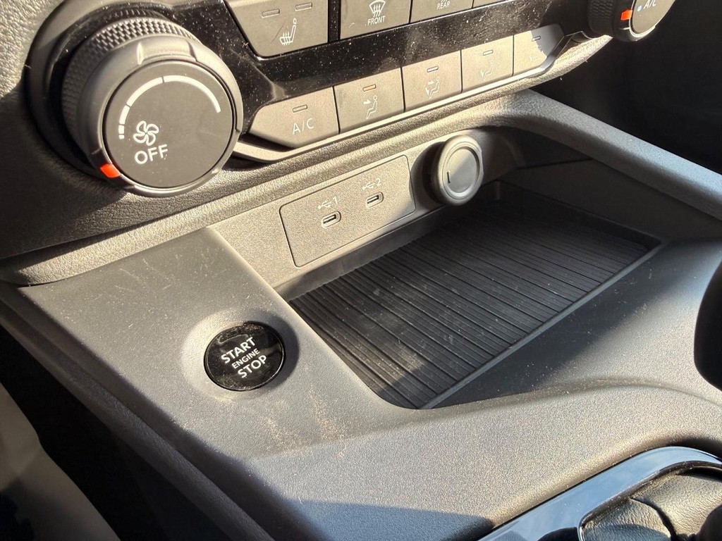 Nissan Sentra Vehicle Full-screen Gallery Image 08