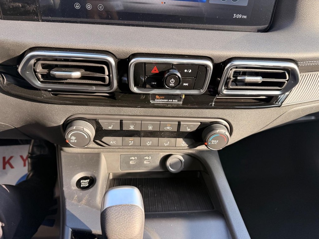 Nissan Sentra Vehicle Full-screen Gallery Image 09