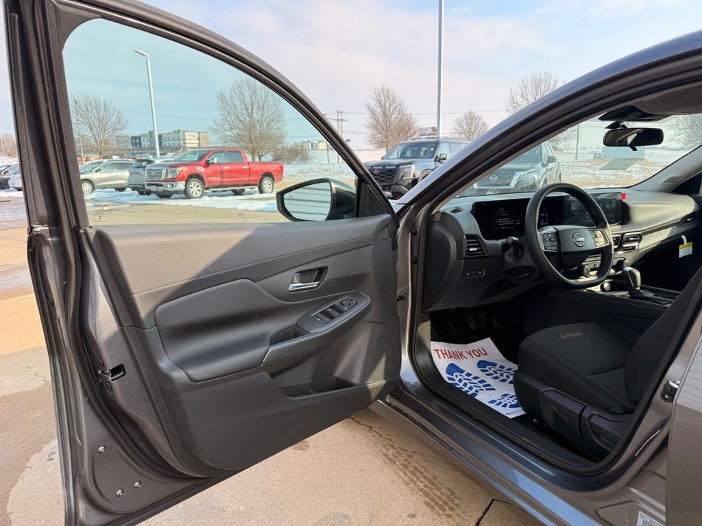 Nissan Sentra Vehicle Full-screen Gallery Image 15