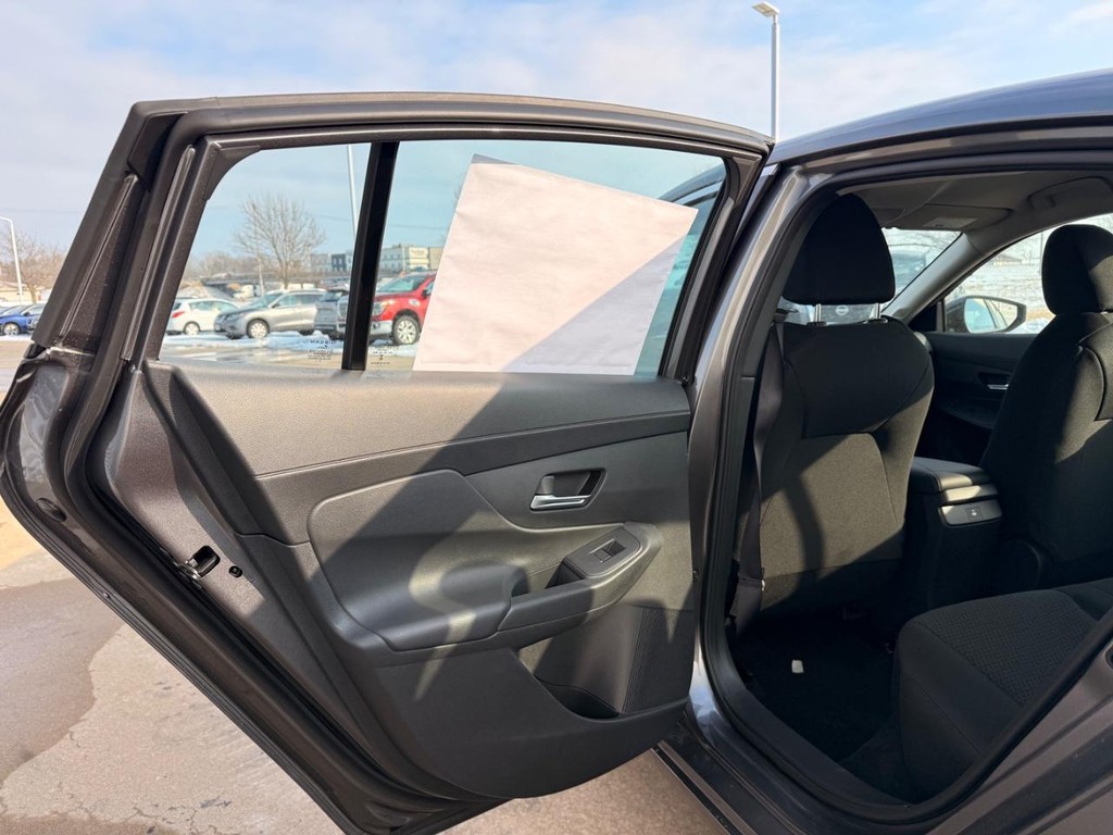 Nissan Sentra Vehicle Full-screen Gallery Image 16