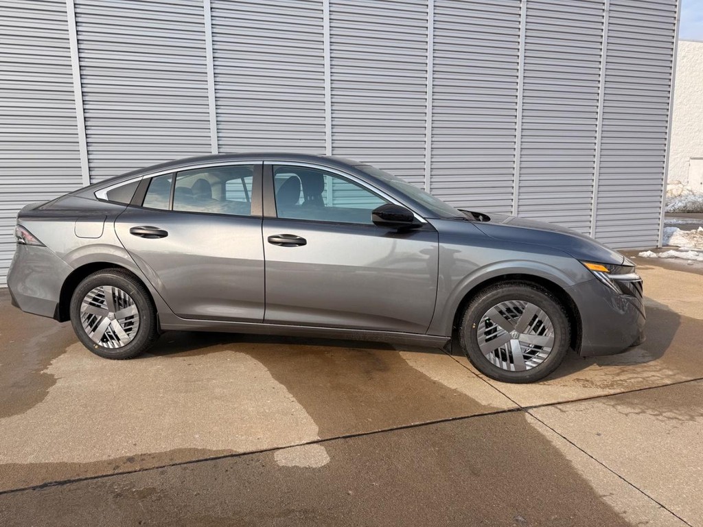 Nissan Sentra Vehicle Full-screen Gallery Image 24