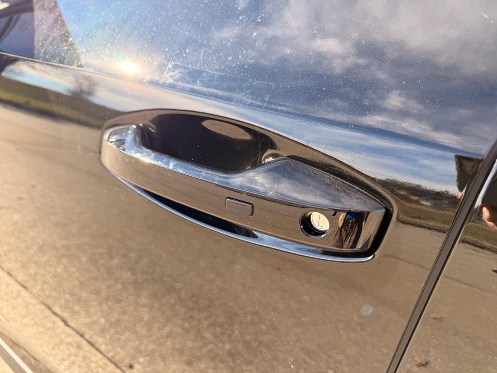 Nissan Murano Vehicle Full-screen Gallery Image 21