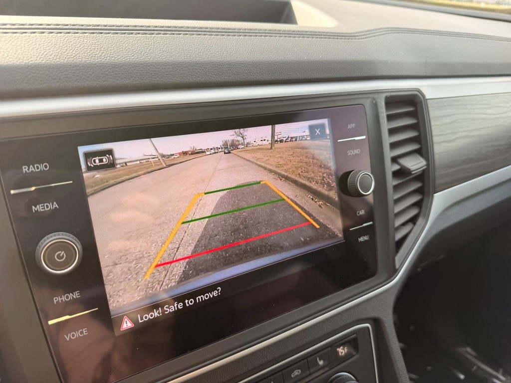 Volkswagen Atlas Vehicle Full-screen Gallery Image 02