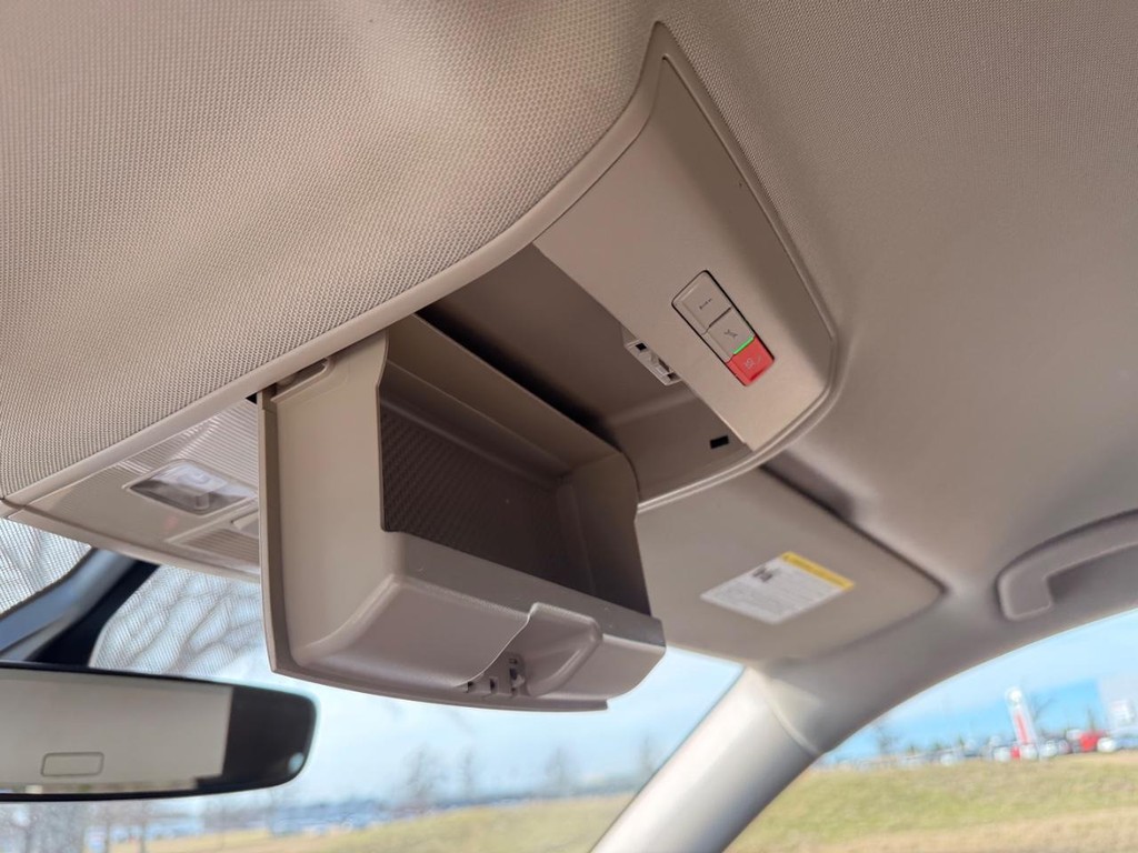 Volkswagen Atlas Vehicle Full-screen Gallery Image 03