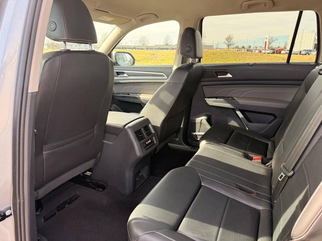 Volkswagen Atlas Vehicle Full-screen Gallery Image 16