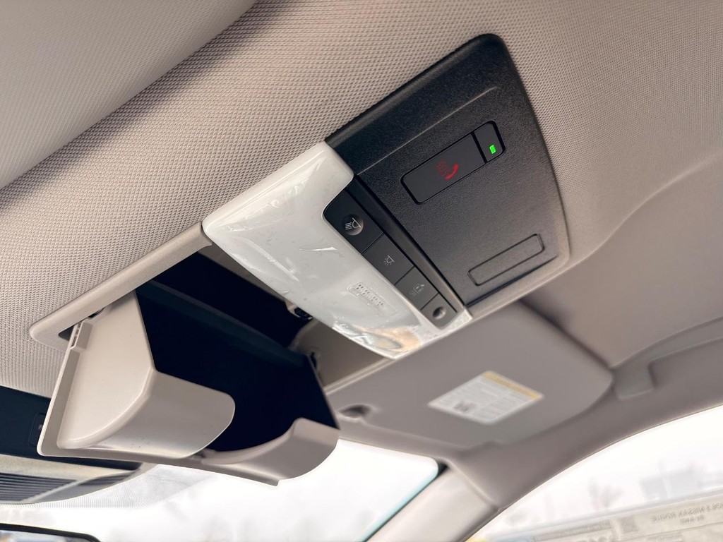 Nissan Rogue Vehicle Full-screen Gallery Image 02