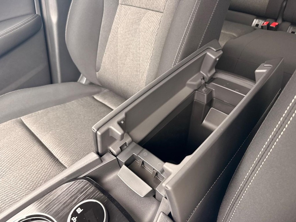 Nissan Rogue Vehicle Full-screen Gallery Image 04