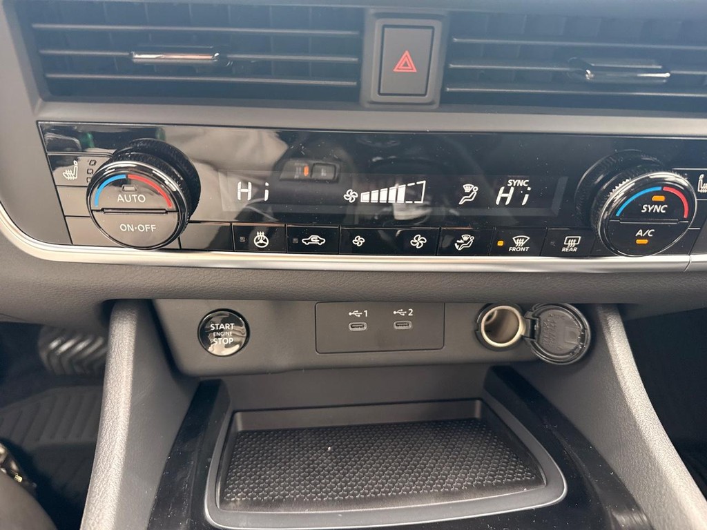 Nissan Rogue Vehicle Full-screen Gallery Image 06