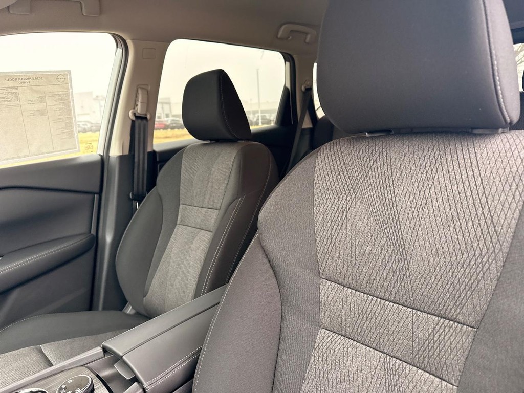 Nissan Rogue Vehicle Full-screen Gallery Image 10