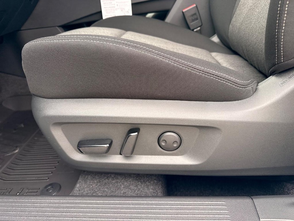 Nissan Rogue Vehicle Full-screen Gallery Image 12