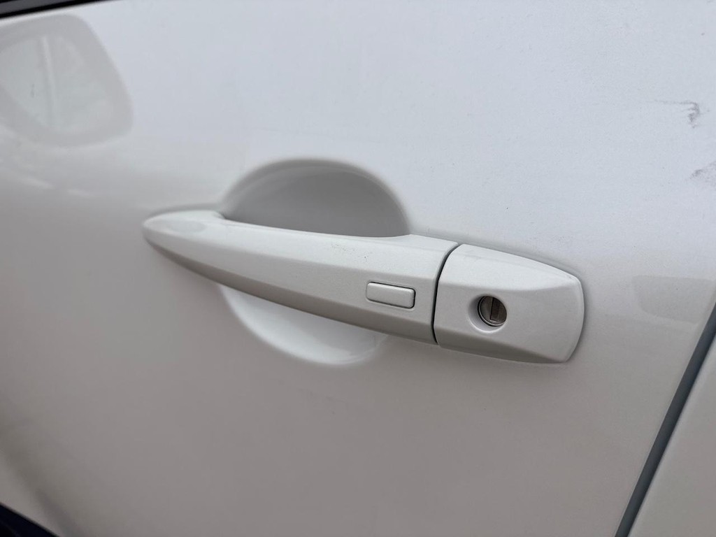 Nissan Rogue Vehicle Full-screen Gallery Image 13