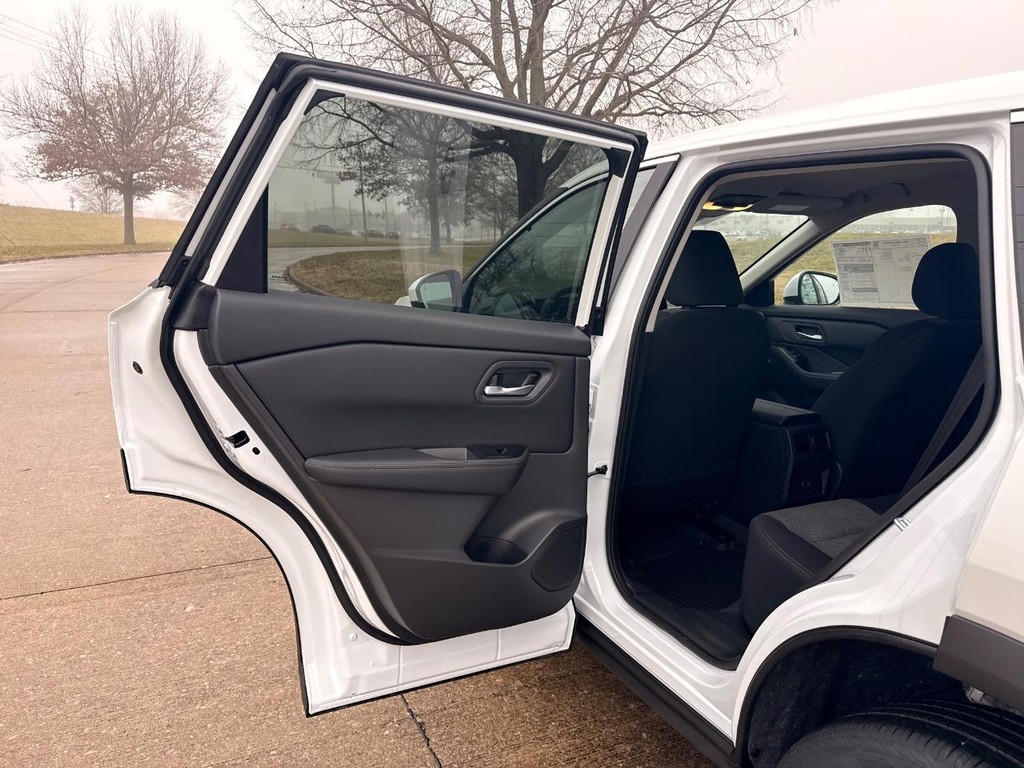 Nissan Rogue Vehicle Full-screen Gallery Image 14