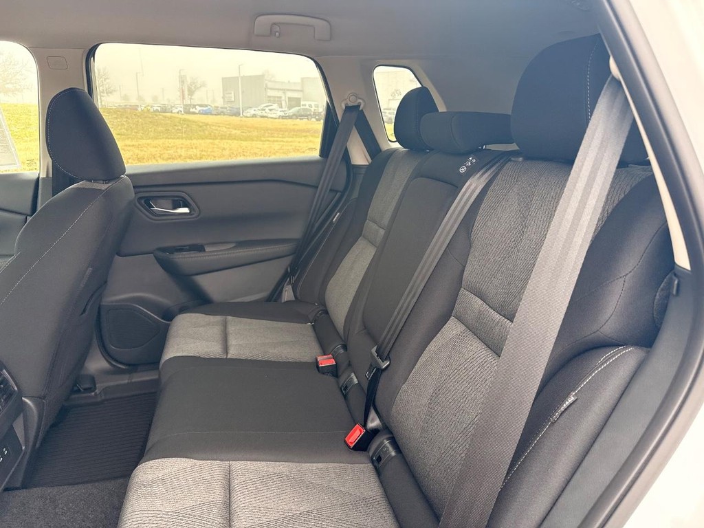 Nissan Rogue Vehicle Full-screen Gallery Image 17