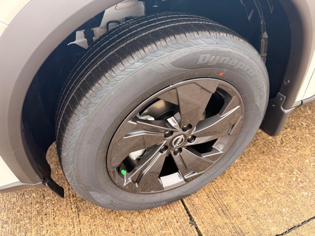 Nissan Rogue Vehicle Full-screen Gallery Image 19