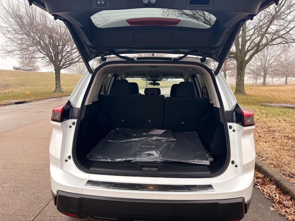 Nissan Rogue Vehicle Full-screen Gallery Image 20