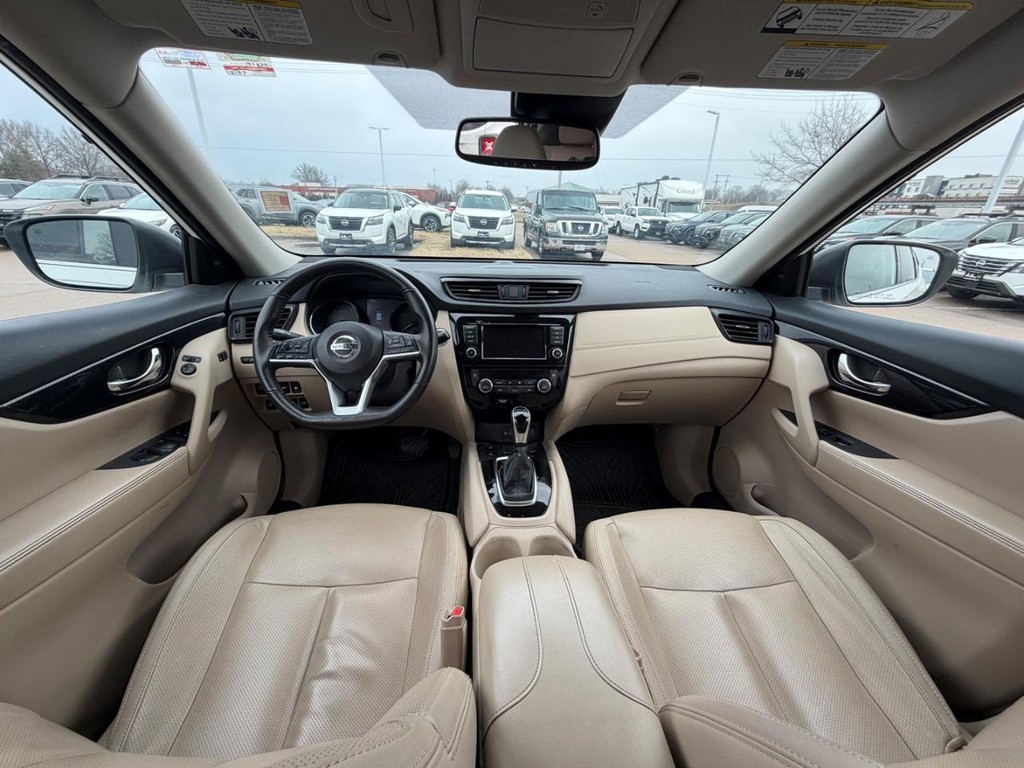 Nissan Rogue Vehicle Full-screen Gallery Image 02