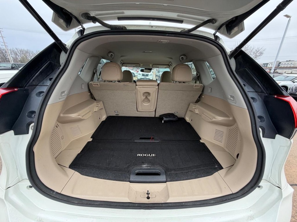 Nissan Rogue Vehicle Full-screen Gallery Image 04