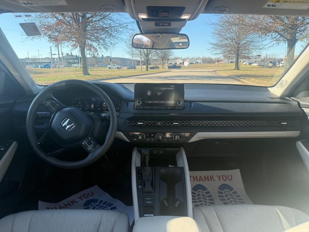 Honda Accord Sedan Vehicle Full-screen Gallery Image 16