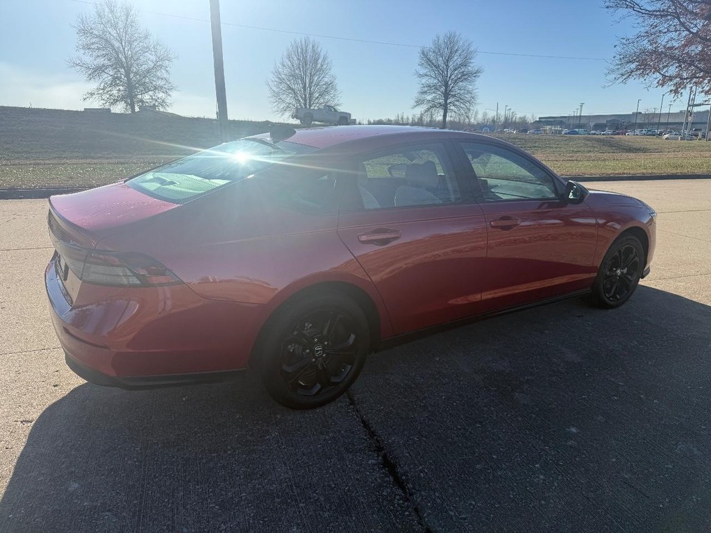 Honda Accord Sedan Vehicle Full-screen Gallery Image 17