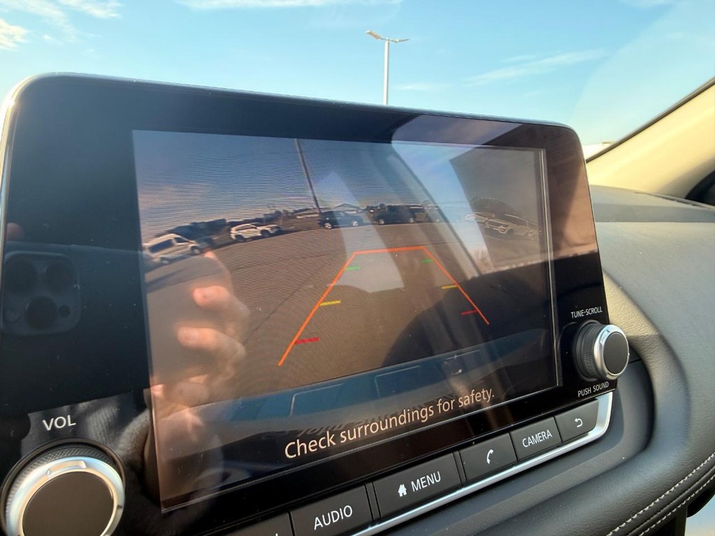 Nissan Rogue Vehicle Full-screen Gallery Image 02