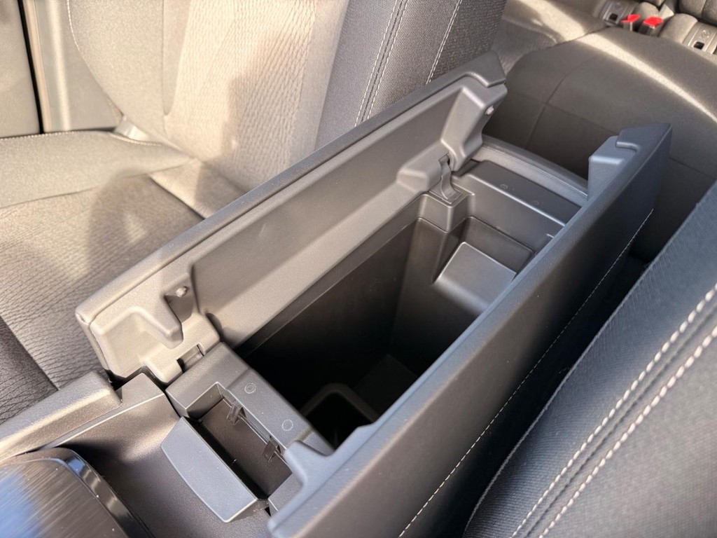 Nissan Rogue Vehicle Full-screen Gallery Image 04