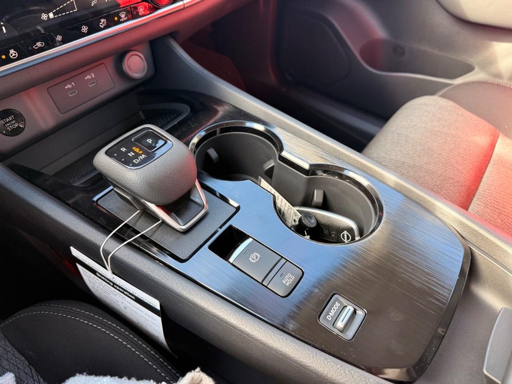 Nissan Rogue Vehicle Full-screen Gallery Image 05