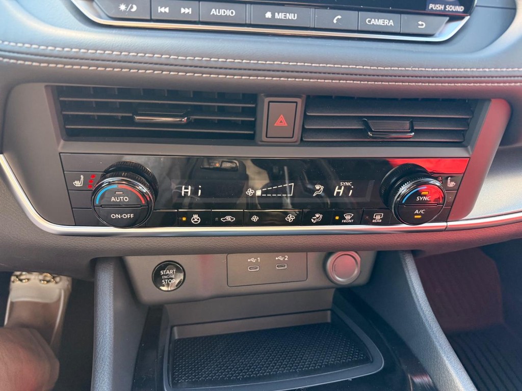 Nissan Rogue Vehicle Full-screen Gallery Image 07