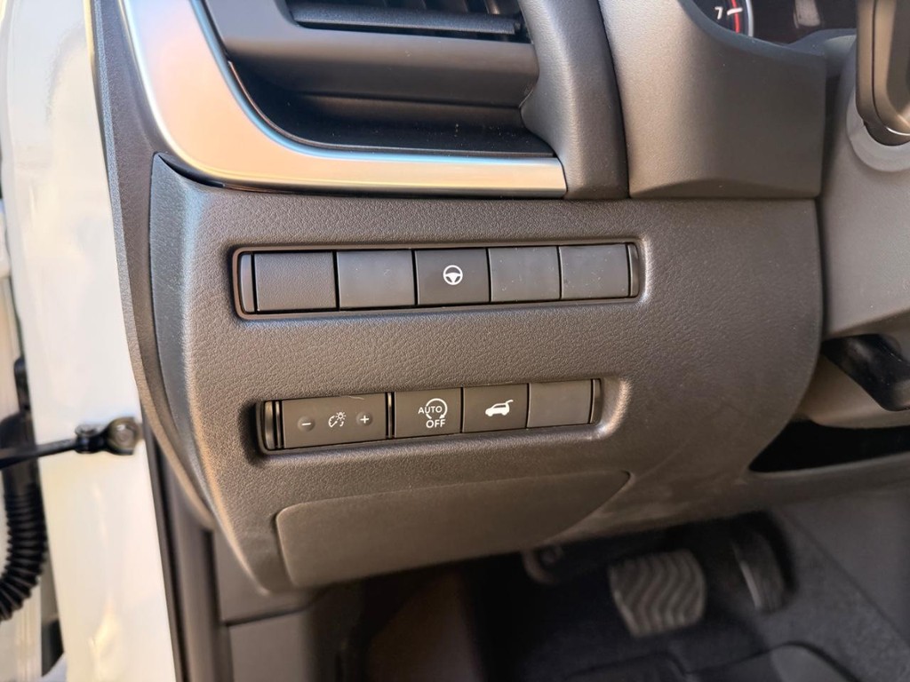 Nissan Rogue Vehicle Full-screen Gallery Image 11