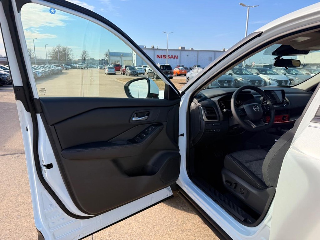 Nissan Rogue Vehicle Full-screen Gallery Image 13