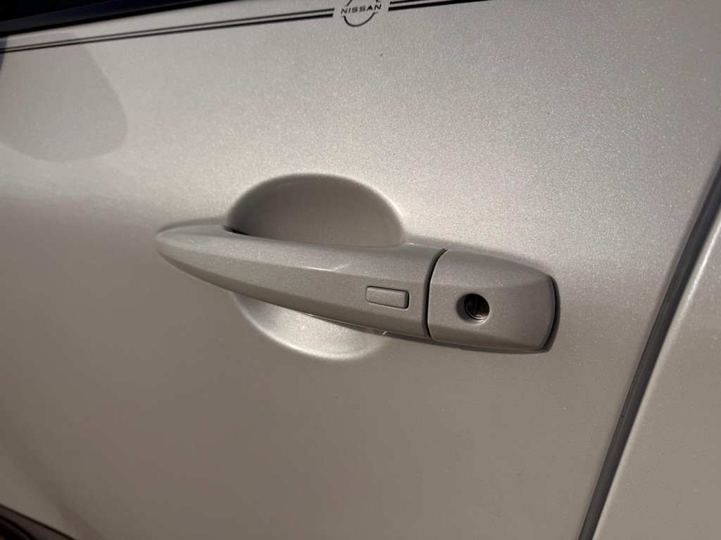 Nissan Rogue Vehicle Full-screen Gallery Image 14