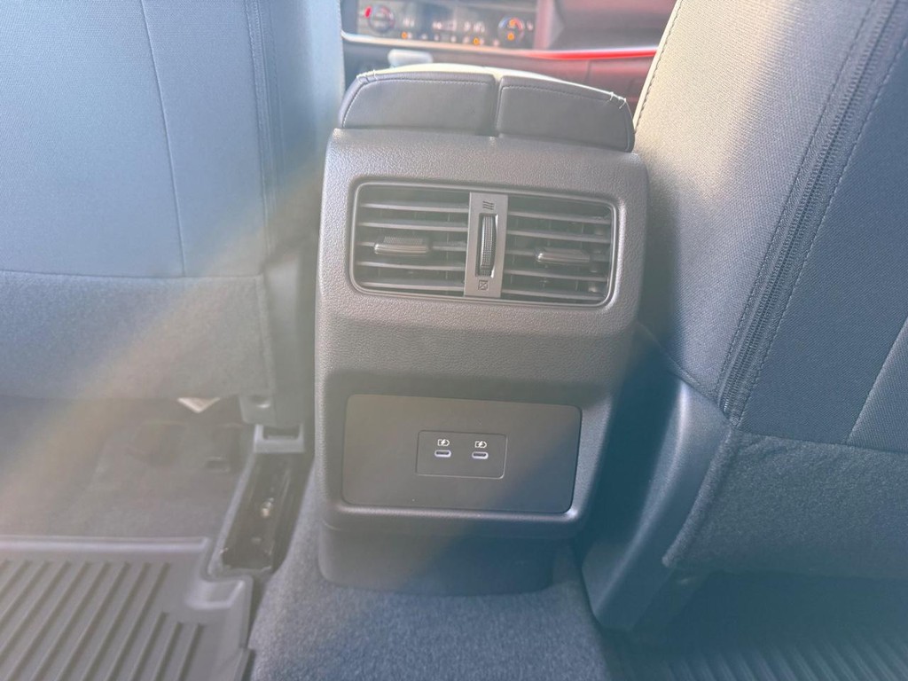 Nissan Rogue Vehicle Full-screen Gallery Image 15