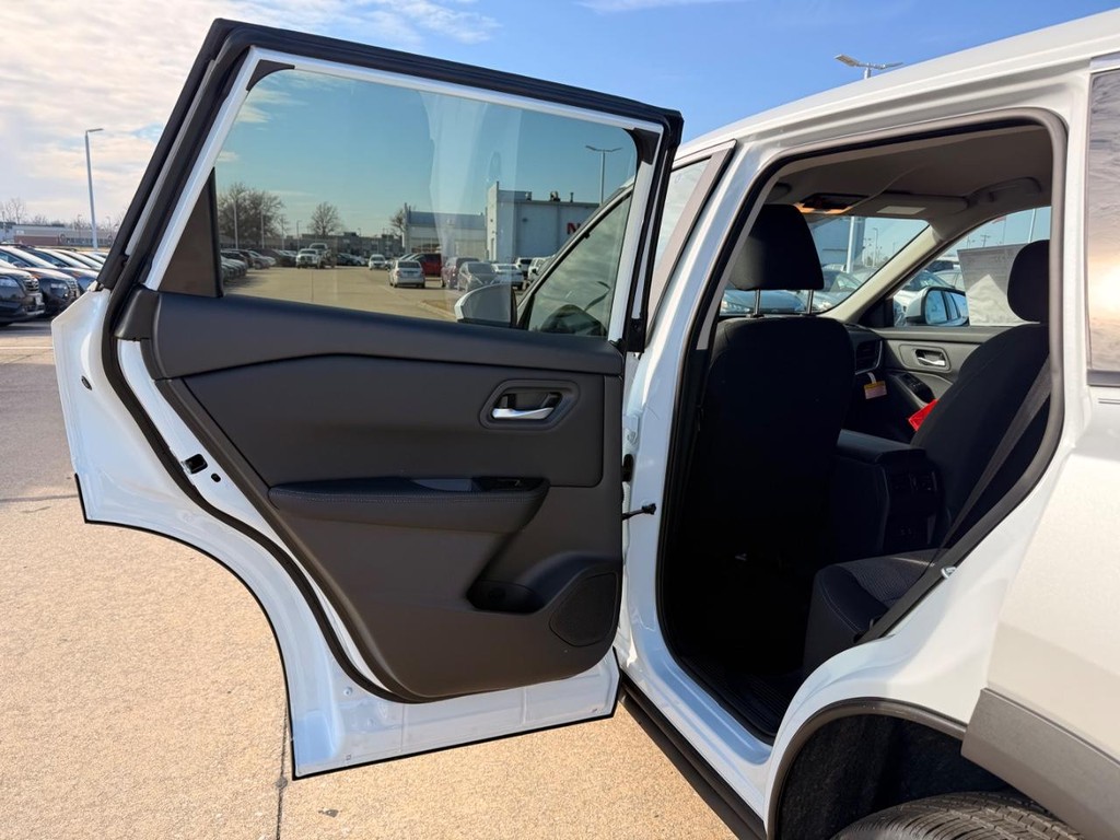 Nissan Rogue Vehicle Full-screen Gallery Image 18