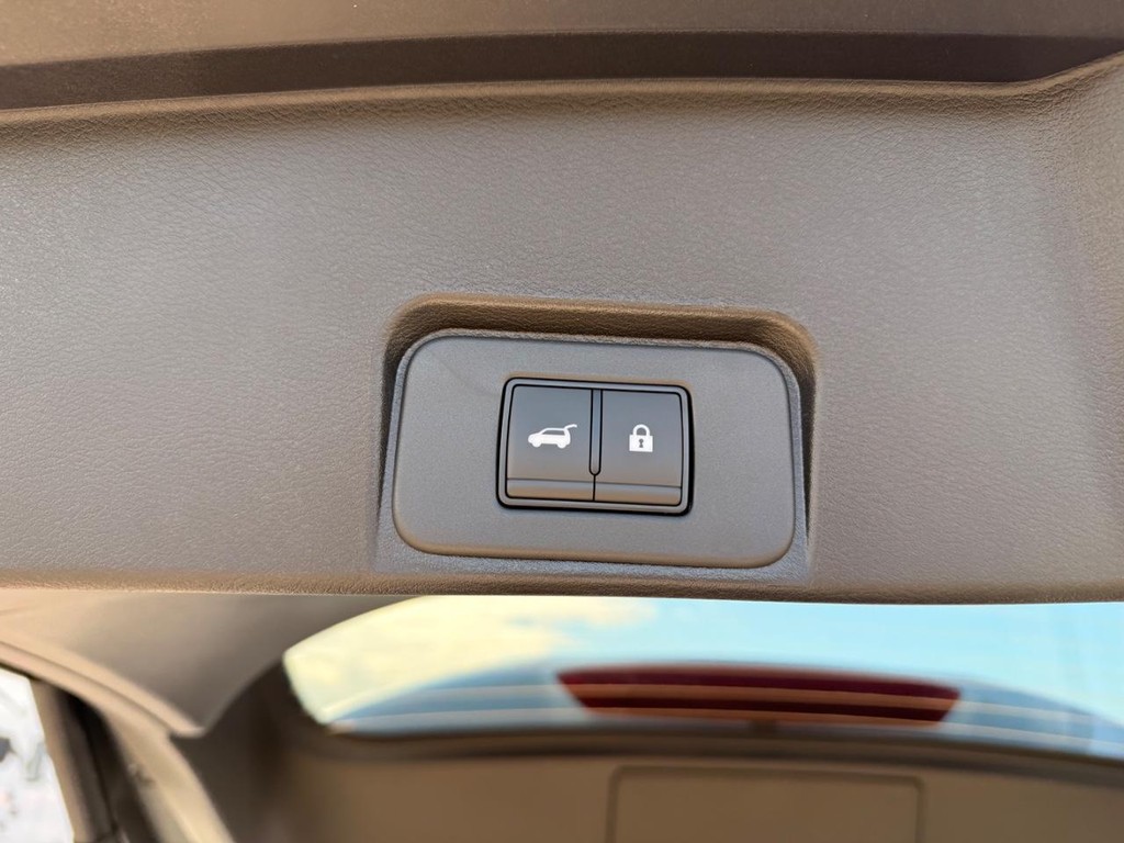 Nissan Rogue Vehicle Full-screen Gallery Image 19