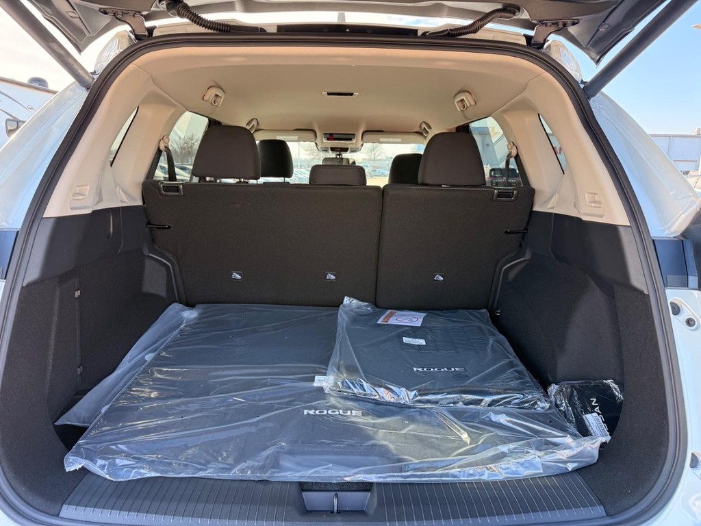 Nissan Rogue Vehicle Full-screen Gallery Image 20