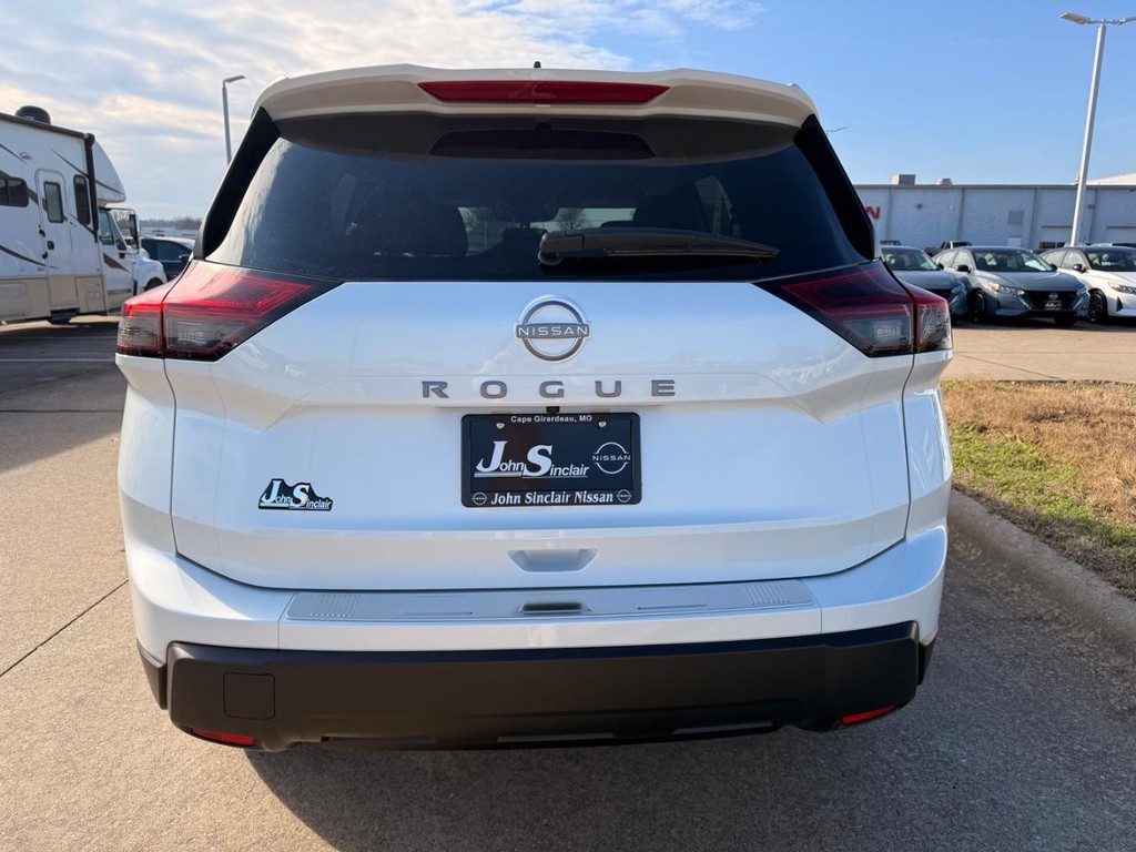 Nissan Rogue Vehicle Full-screen Gallery Image 21