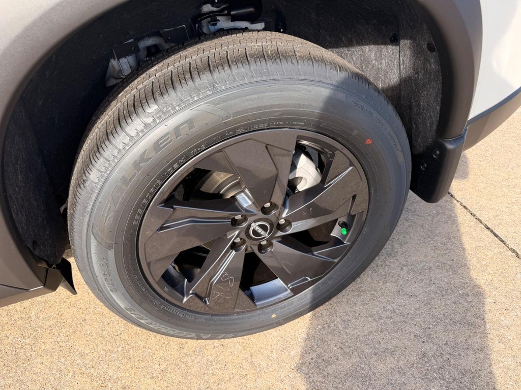 Nissan Rogue Vehicle Full-screen Gallery Image 22