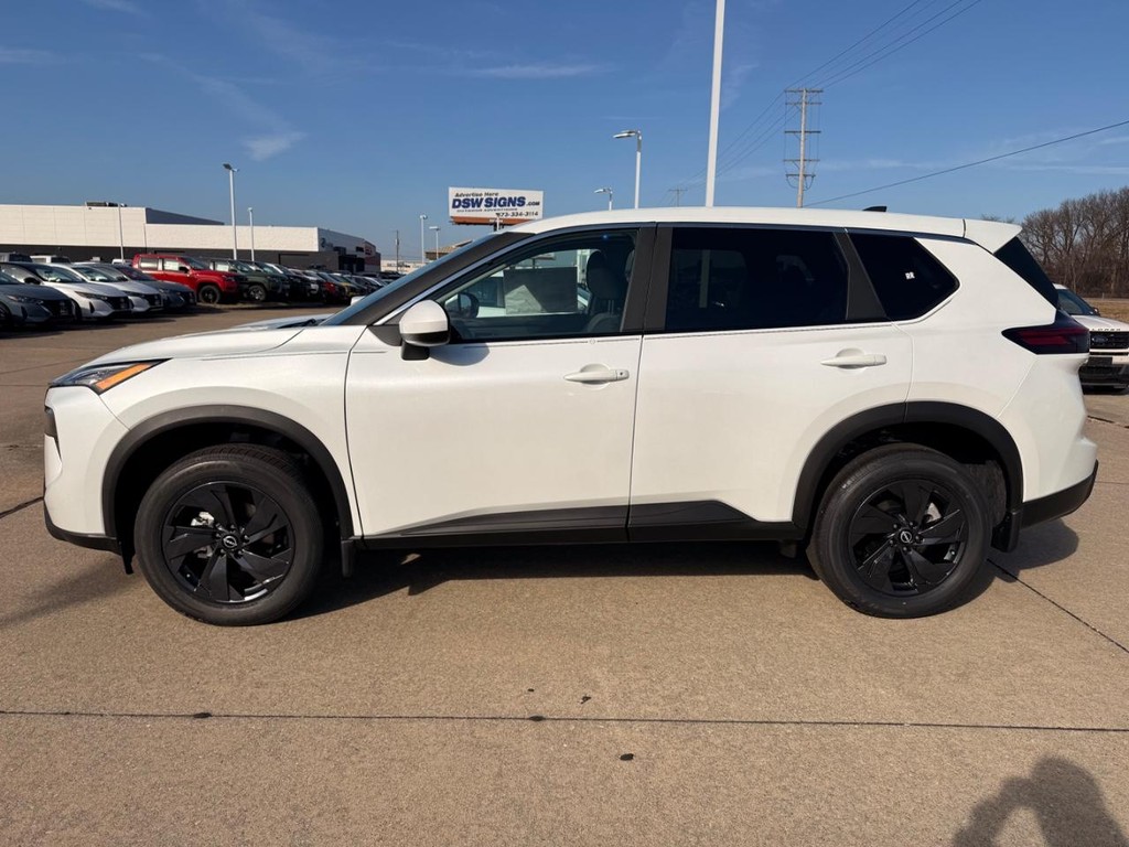 Nissan Rogue Vehicle Full-screen Gallery Image 24