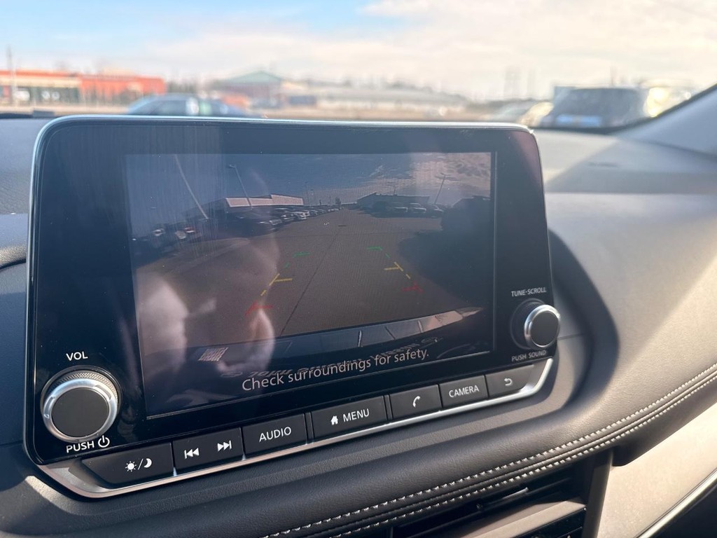 Nissan Rogue Vehicle Full-screen Gallery Image 02