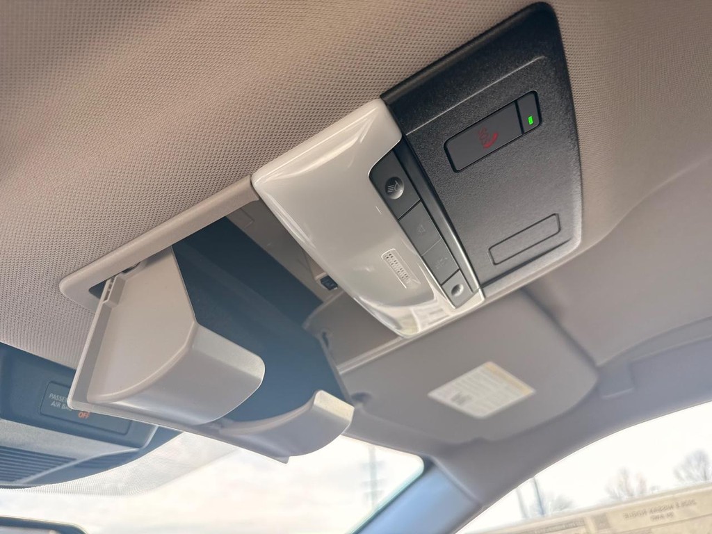 Nissan Rogue Vehicle Full-screen Gallery Image 03